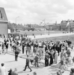 859215 Afbeelding van het N.S.-harmonieorkest op het Stationsplein te Weesp, tijdens de opening van het nieuwe N.S.-station.